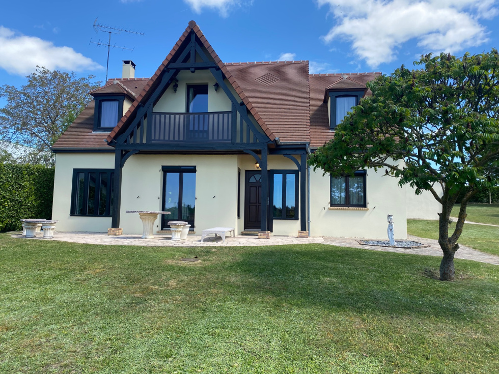 Vente Houdan centre, jolie maison traditionnelle avec garage et jardin ...